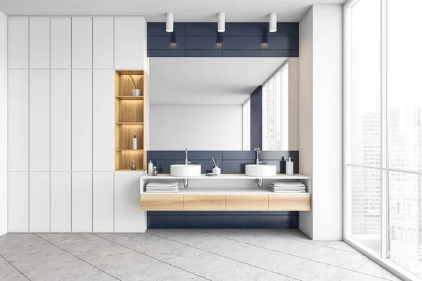 Elegante Bagno Bianco Blu Due Lavandini Con Grande Specchio Grande — Foto Stock