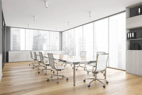 Bílá Kancelářská Zasedačka Business Centru Dlouhý Dřevěný Stůl Bílými Židlemi — Stock fotografie