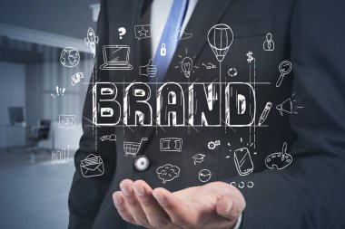 Bulanık ofiste yaratıcı bir çizim sergileyen işadamının eli. Renkli resim çift pozlama