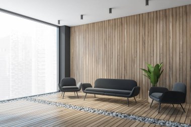 Gri ahşap koridor manzaralı iki gri koltuk ve uzun kanepe, ahşap duvar ve çakıl döşemeli halı. Minimalist oturma odası, büyük pencereli bir apartman dairesi, hiç insan yok.