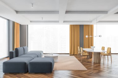 Sarı sandalyeli büyük oturma odası, beyaz masa ve gri kanepe, yan manzara. Büyük salonda büyük pencereler, sarı perdeleri, ahşap parke zemini ve gri duvarları var.