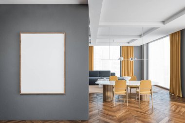 Oturma odasındaki gri duvardaki bez çerçeve, sarı sandalyeler, beyaz masa ve arka planda gri kanepe. Sarı perdeleri ve parke zemini olan büyük salonda büyük pencereler var. 3D 'de hiç insan yok.