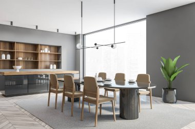 Açık gri parke zemin ve gri duvarlı gri ahşap yemek odası, yan görüş. Büyük pencerenin yanında tabaklar ve altı sandalye olan oval masa masa, masa ve bitki, üç boyutlu hiçbir insan göstermiyor.