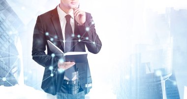 Bulanık şehirde duran kitabı olan düşünceli, tanınmayan genç iş adamının portresi. Planlama kavramı. Renkli resim çift pozlama