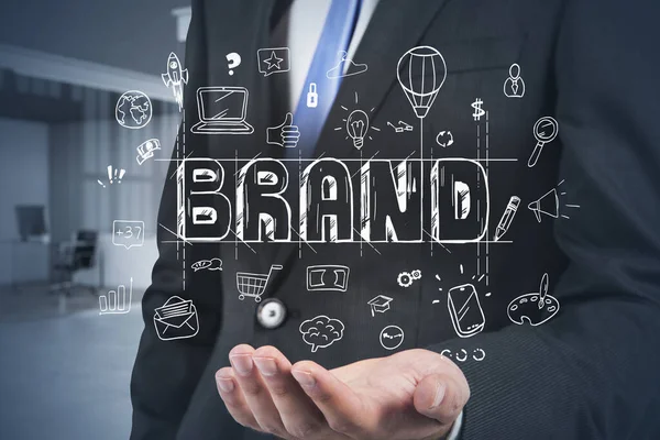 Bulanık ofiste yaratıcı bir çizim sergileyen işadamının eli. Renkli resim çift pozlama