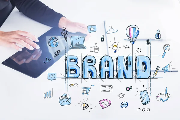 Bulanık ofiste tabletli genç bir iş kadınının elleri. Yaratıcı bir taslak çizimi var. Tonu ayarlanmış resim