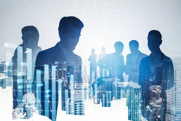 Bulanık gece şehrinde çalışan iş adamlarının siluetleri ve iki kat mali grafik. Tonu ayarlanmış resim