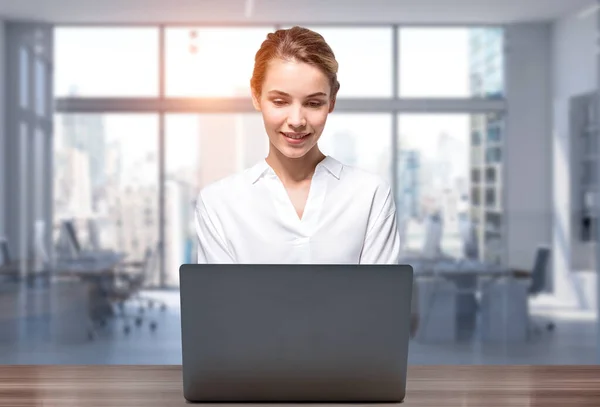 Portret Uśmiechniętej Młodej Bizneswoman Korzystającej Laptopa Rozmazanym Biurze Koncepcja Internetu — Zdjęcie stockowe