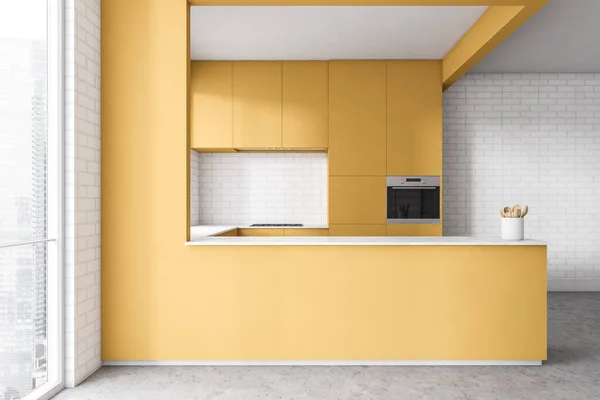 Beyaz Duvarları Beton Zemini Sarı Dolapları Olan Modern Mutfağın Içi — Stok fotoğraf