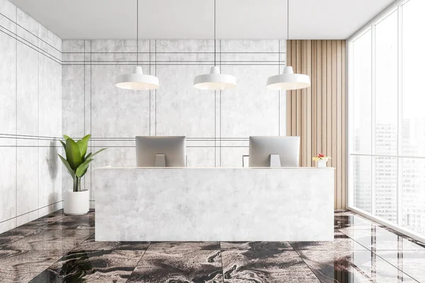 Beyaz mermer resepsiyon odası. Masası, iki bilgisayarı ve bir bitkisi var. Şehir manzaralı büyük pencerelerin yanındaki ofis girişinde. Açık gri mermer duvarlar ve koyu 3D döşeme, insan yok.