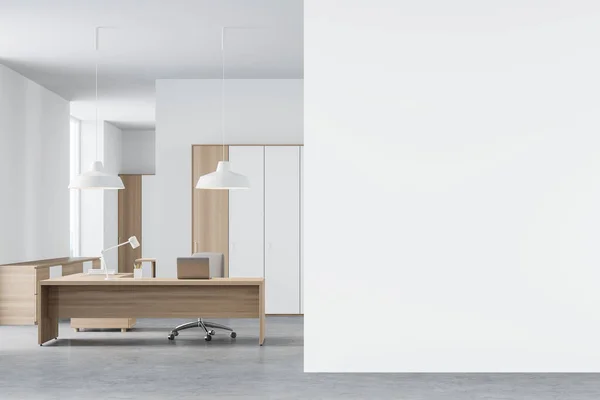 现代首席执行官办公室的内部 有白色和木制墙壁 混凝土地板和首席执行官办公桌 在右边的墙上装模作样 3D渲染 — 图库照片