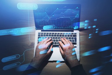 Bulanık büyük veri arayüzü olan dizüstü bilgisayar kullanan iş adamlarının elleri. Tonu ayarlanmış resim