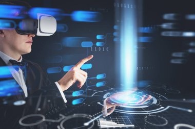VR gözlüklü genç işadamı büyük veri arayüzü kullanıyor. Renkli resim çift pozlama