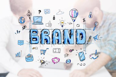 Bulanık ofiste çalışan iki iş adamının portresi. Marka çizimi iki kez yapılmış. Tonu ayarlanmış resim