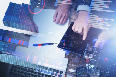 Bulanık ofisteki tabletleri kullanan iş adamlarının elleri. Tonlanmış görüntü. Bu görüntünün elementleri NASA tarafından desteklenmektedir