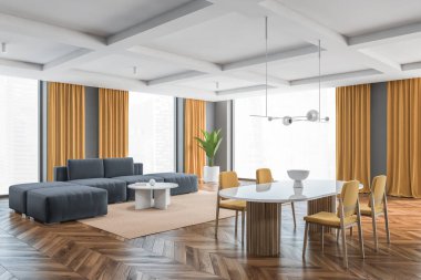Sarı sandalyeli büyük oturma odası, beyaz masa ve gri kanepe, yan manzara. Büyük salonda büyük pencereler, sarı perdeleri, ahşap parke zemini ve gri duvarları var.