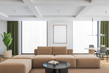 Oturma odasındaki beyaz duvarda kahverengi kanepe ve kahverengi masa ile gri sandalyeler. Yeşil perdeleri ve parke zemini olan büyük salonda büyük pencereler var. 3D 'de hiç insan yok.