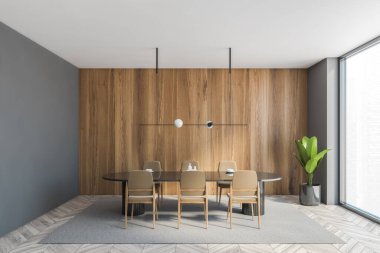 Gri ahşap yemek odası, siyah oval masa ve büyük pencerenin yanında altı kahverengi sandalye. Lüks mobilyaları olan minimalist bir oda ve köşede 3 boyutlu bir bitki, insan yok.
