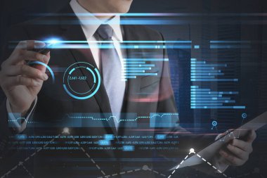 Bulanık ofiste finansal arayüzü kullanan ve panosu olan tanınmayan genç bir iş adamı. Renkli resim çift pozlama