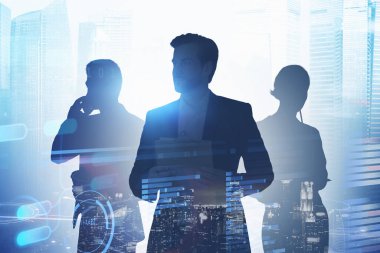 Bulanık şehirde duran üç iş adamının portresi. Büyük bir veri taslağının çifte pozu. Tonu ayarlanmış resim