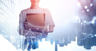 Bulanık şehirde elinde kitaplarla tanınmayan genç bir kadının portresi. Eğitim kavramı. Renkli resim çift pozlama