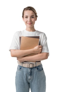 Elinde kitap tutan gülümseyen genç bir kadının izole edilmiş portresi. Eğitim kavramı