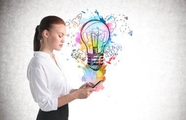 Üzerinde renkli iş fikri çizimi olan beton duvarın yanında duran düşünceli genç bir iş kadını.