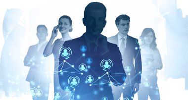 Bulanık şehirde İK arayüzünü iki kez kullanan beş iş adamı. Tonu ayarlanmış resim