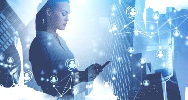 Bulanık şehirde akıllı telefon kullanan, HR arayüzünü iki kez kullanan ciddi genç iş kadınının yan görüntüsü. Tonu ayarlanmış resim