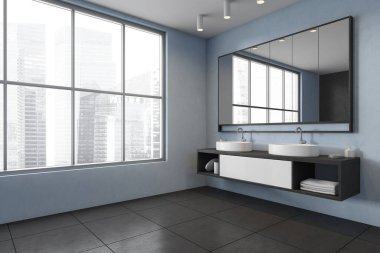 İki siyah lavabo, açık mavi duvarda ayna, banyoda siyah fayanslı zemin, yan manzara, şehir manzaralı pencere. Siyah ve mavi minimalist tasarlanmış, bitkilerle dolu bir banyo, 3 boyutlu, kimseyi yansıtmayan.