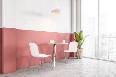 İki sandalyeli kafe odası ve pencere kenarında kahve masası, yan görüş. Modern minimalist kafenin pembe ve beyaz iç mimarisi. Mermer zemindeki bir odada 3 boyutlu bir bitki, kimseyi göstermiyor.