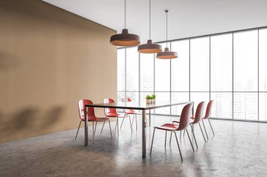 Bej duvarlı panoramik yemek odasının köşesi beton zemin ve kırmızı sandalyeli masa. 3d oluşturma