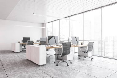 Pencerelerin yanındaki masalarda koltukları ve bilgisayarları olan beyaz ofis odası, yan görüş. Mermer zemin üzerinde modern minimalist mobilyaları olan beyaz ofis odası.