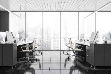 Koltukları ve bilgisayarları olan ofis odası pencerenin yanındaki masalarda, şehir manzaralı gökdelenlerde. Koyu gri ofis odası, modern minimalist mobilyalar, 3 boyutlu, kimseyi göstermiyor.
