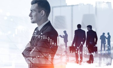 Bulanık ofiste ekibiyle çalışan kendine güvenen genç bir iş adamı. Ortaklık kavramı. Renkli resim çift pozlama