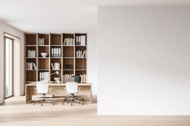 Beyaz ve ahşap duvarları, ahşap zemini ve bilgisayar masası olan modern CEO ofisinin içi. Sağa doğru duvar yapın. 3d oluşturma