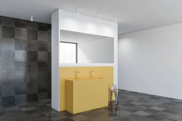 Baño Baldosas Grises Con Lavabo Amarillo Dos Lavabos Espejo Grande — Foto de Stock