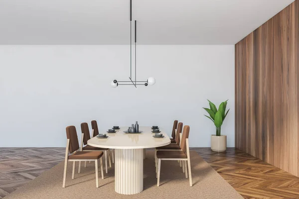 Beyaz Ahşap Yemek Odası Bej Oval Masa Altı Kahverengi Sandalye — Stok fotoğraf