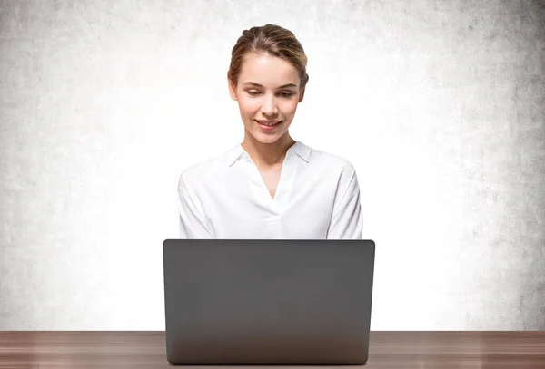 Retrato Una Joven Mujer Negocios Sonriente Usando Ordenador Portátil Cerca — Foto de Stock