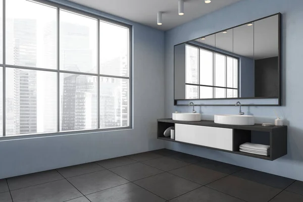 黒いタイル張りの床 サイドビュー 街の景色を望む窓のバスルームのライトブルーの壁にミラー付きの2つの黒いシンク 植物と豪華なバスルームの黒と青のミニマリストデザイン 3Dレンダリングなしの人 — ストック写真