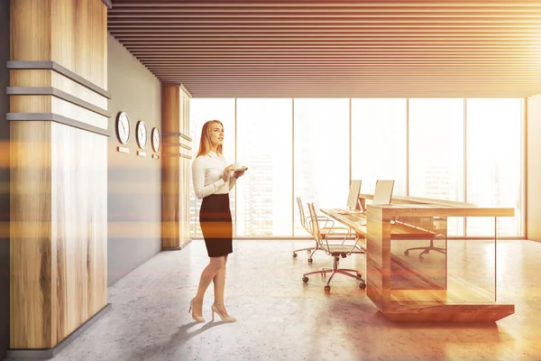 Young Businesswoman Standing Modern Office Hall Gray Wooden Walls Reception — Stock Photo, Image