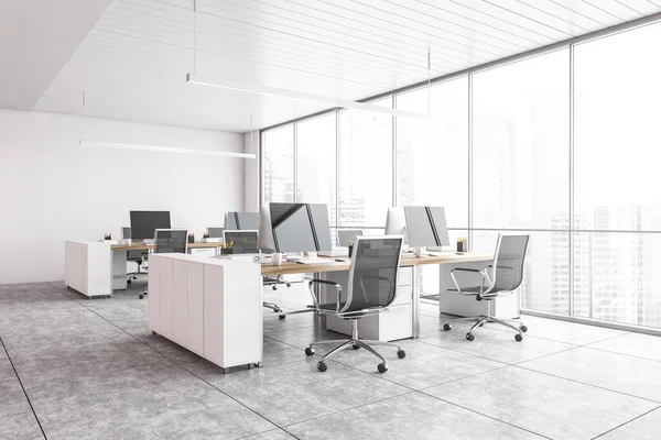 白色的办公室 靠窗的桌子上有扶手椅和电脑 白色的写字楼 大理石地板上有现代简约家具 3D效果没有人 — 图库照片