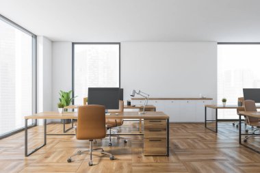Masalarda ve deri koltuklarda bilgisayarlar olan beyaz ve ahşap ofis odası. Parke zemininde modern mobilyalar olan açık alan işyeri, 3D, kimseyi göstermiyor