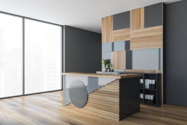 Ahşap ve gri boş ofis odasındaki resepsiyon masası, yan görüş. Minimalist kabul masası pencere kenarında bitkiler, 3D, kimseyi göstermiyor 