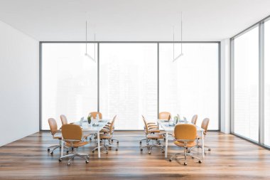 Kahverengi sandalyeli beyaz ve ahşap ofis odası ve dizüstü bilgisayarlı masalar, şehir manzaralı büyük pencerenin yanında. Modern minimalist ofis odası 3 boyutlu, insan yok.