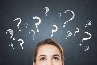 Üzerinde soru işaretleri olan, tahtaya yakın duran meraklı genç kadının portresini kapat.