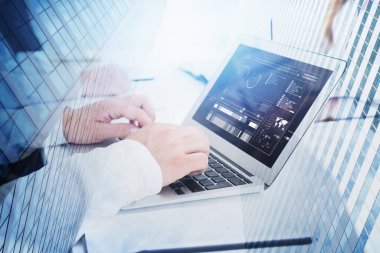 Bulanık şehirde laptopları kullanan iş adamlarının elleri. İş arayüzü çift taraflı. Tonlanmış görüntü. Bu görüntünün elementleri NASA tarafından desteklenmektedir