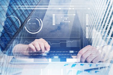 Bulanık şehirde iş dünyasının ara yüzünü iki kez gösteren tablet kullanan işadamlarının elleri. Tonlanmış görüntü. Bu görüntünün elementleri NASA tarafından desteklenmektedir