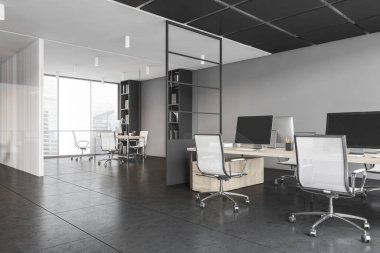 Pencerelerin yanındaki masalarda koltukları ve bilgisayarları olan siyah beyaz ofis odası, yan görüş. Siyah zeminde modern minimalist mobilyaları olan danışma odası, 3 boyutlu, kimseyi göstermiyor.