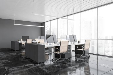 Pencerelerin yanındaki masalarda koltukları ve bilgisayarları olan ofis odası, yan görüş. Koyu gri ofis odası, modern minimalist mobilyalar, 3 boyutlu, kimseyi göstermiyor.